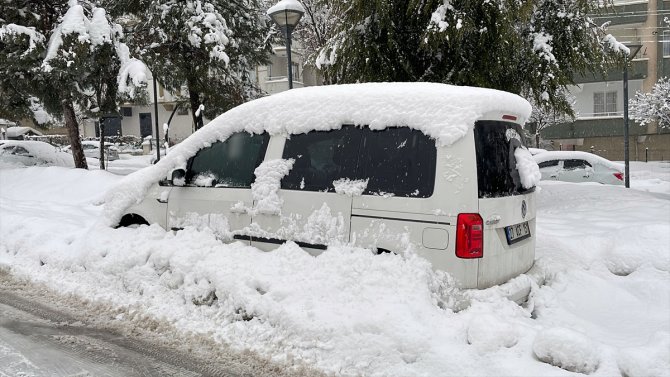 Kardan dolayı çatı çöktü baba ve kızı yaralandı