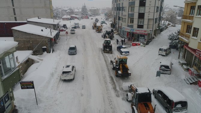 Çumralı çiftçiler belediye çalışanlarıyla kar kürüdü