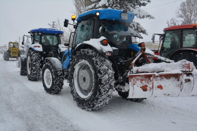 Çumralı çiftçiler belediye çalışanlarıyla kar kürüdü