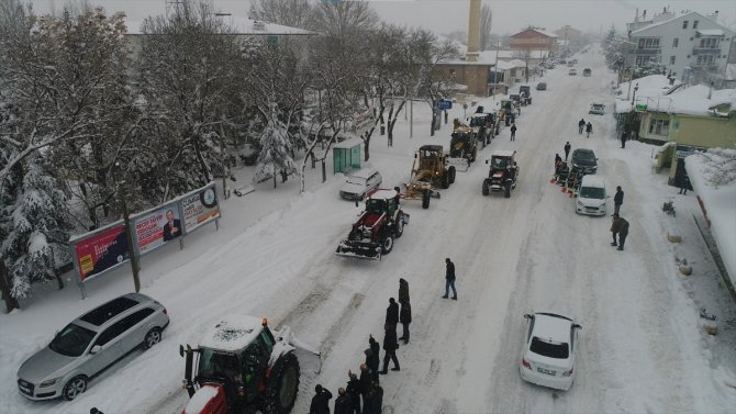 Çumralı çiftçiler belediye çalışanlarıyla kar kürüdü