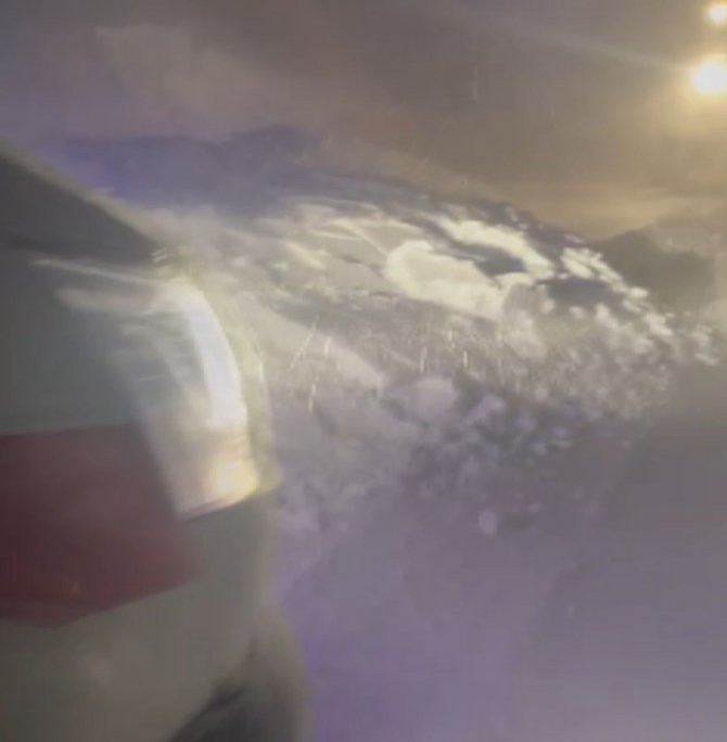 Ambulans çığ altında kalmaktan son anda kurtuldu