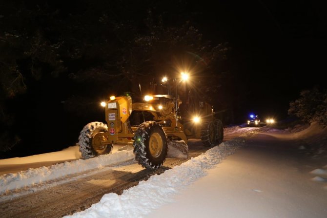 Antalya’nın Akseki ilçesinde 37 mahalle yolu kar sebebiyle kapalı