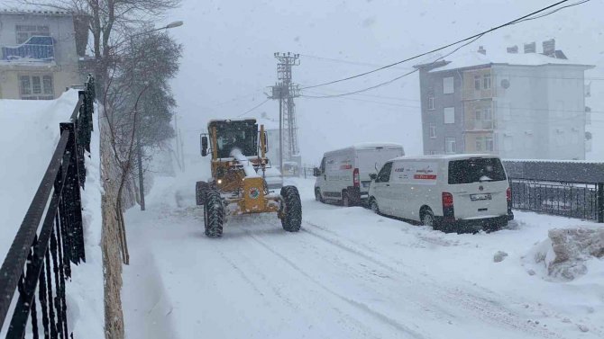 Antalya’nın Akseki ilçesinde 37 mahalle yolu kar sebebiyle kapalı
