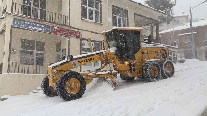 Antalya’nın Akseki ilçesinde 37 mahalle yolu kar sebebiyle kapalı