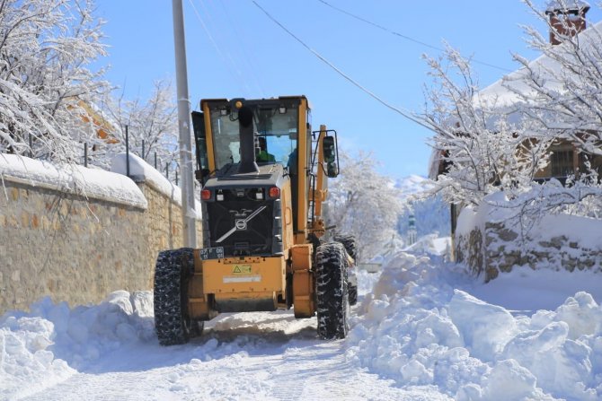 Antalya’nın Akseki ilçesinde 37 mahalle yolu kar sebebiyle kapalı