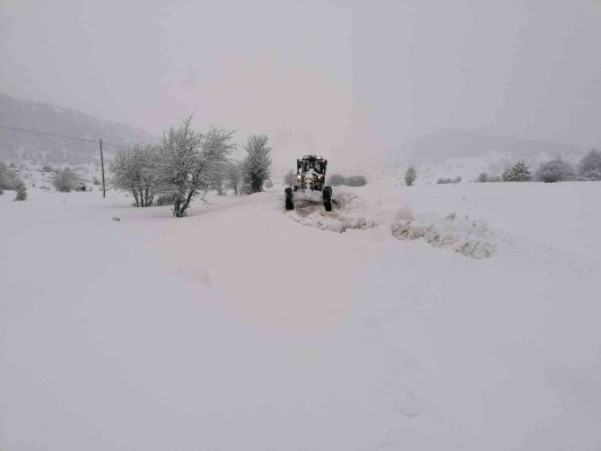 Antalya’nın Akseki ilçesinde 37 mahalle yolu kar sebebiyle kapalı