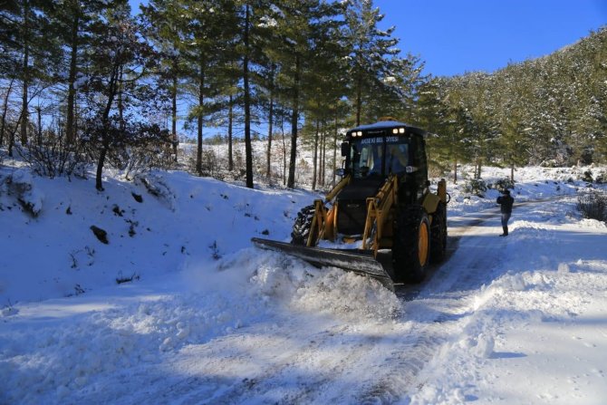 Antalya’nın Akseki ilçesinde 37 mahalle yolu kar sebebiyle kapalı