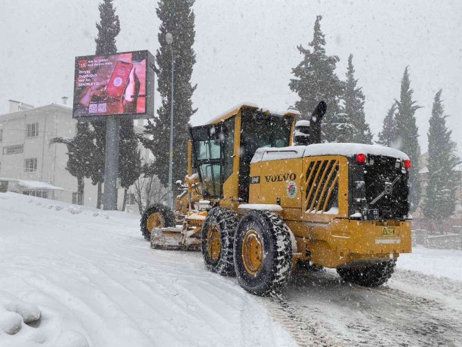 Antalya’nın Akseki ilçesinde 37 mahalle yolu kar sebebiyle kapalı