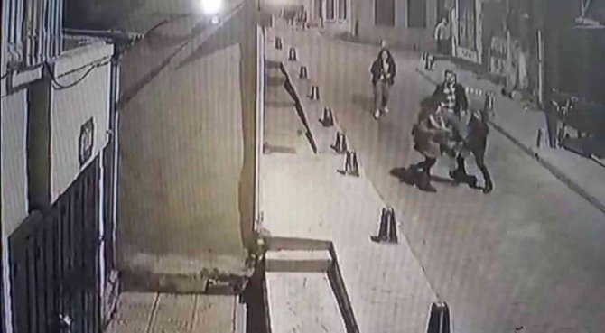 Beyoğlu’nda kadına saldırı anları: Şişeyle kafasına vurdu, çelme taktı ve yumrukla saldırdı