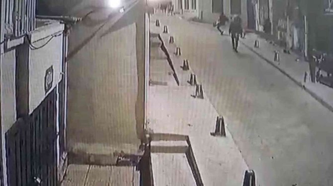 Beyoğlu’nda kadına saldırı anları: Şişeyle kafasına vurdu, çelme taktı ve yumrukla saldırdı