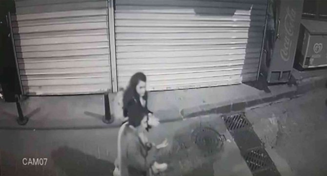 Beyoğlu’nda kadına saldırı anları: Şişeyle kafasına vurdu, çelme taktı ve yumrukla saldırdı