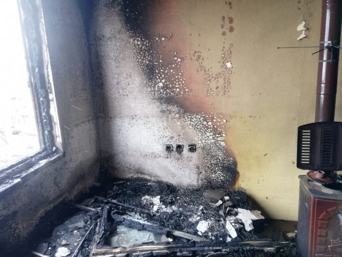 Bir evde çıkan yangında yabancı uyruklu 6 kişi kurtarıldı