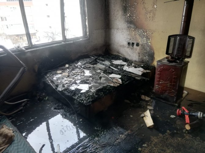 Bir evde çıkan yangında yabancı uyruklu 6 kişi kurtarıldı