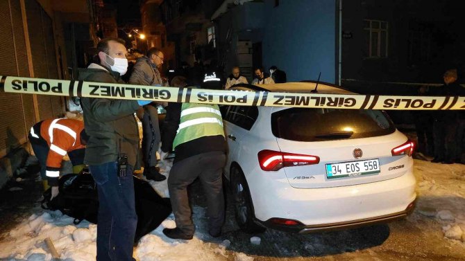 Blir kişi otomobilin içinde tabancayla kafasından vurularak öldürüldü