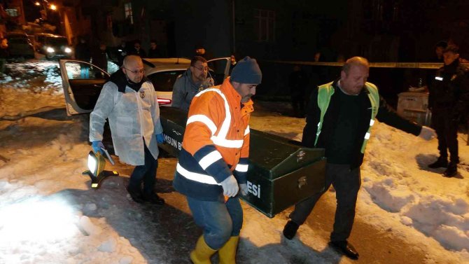Blir kişi otomobilin içinde tabancayla kafasından vurularak öldürüldü