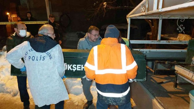 Blir kişi otomobilin içinde tabancayla kafasından vurularak öldürüldü