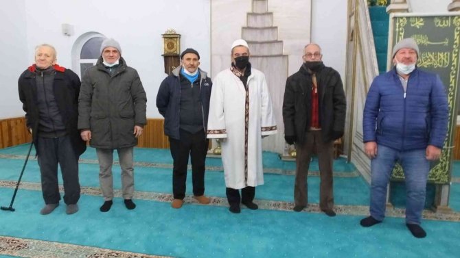 Burhaniye’de dondurucu soğuk cemaate engel olmadı