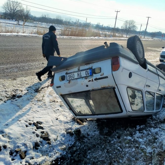 Buzlanan yolda kayan araç takla attı