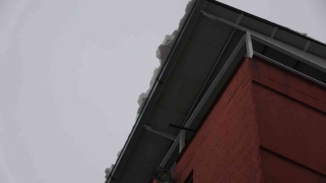 Çatıdan düşen kar kütleleri yan taraftaki çatıyı çökertti