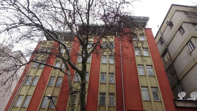 Çatıdan düşen kar kütleleri yan taraftaki çatıyı çökertti