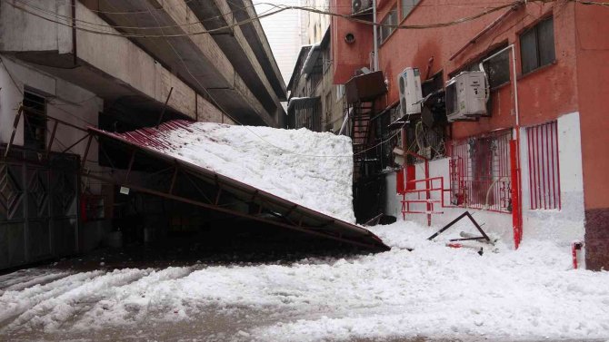 Çatıdan düşen kar kütleleri yan taraftaki çatıyı çökertti