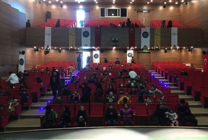 Çocuklar tiyatro oyunuyla doyasıya eğlendi