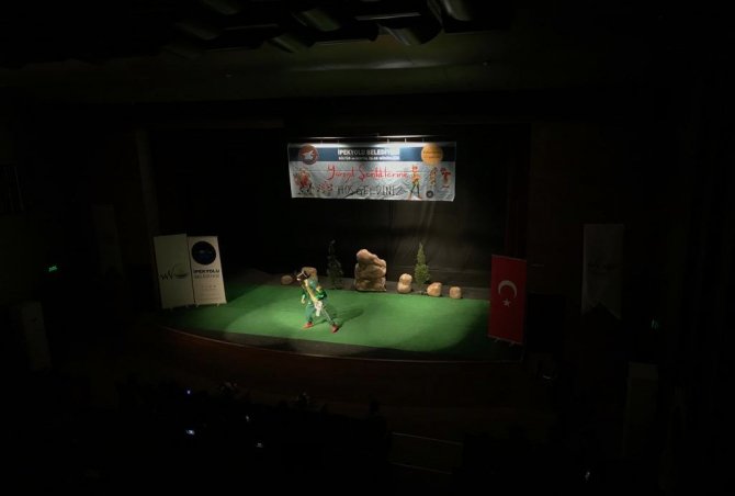 Çocuklar tiyatro oyunuyla doyasıya eğlendi