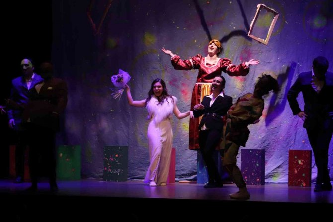 Çocukluktan gelen tiyatrocu olma hayaline üniversitede kavuştu