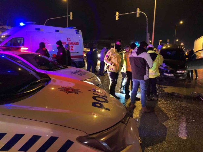 D-100’de polis otosu ile otomobil çarpıştı: 1’i polis 5 yaralı
