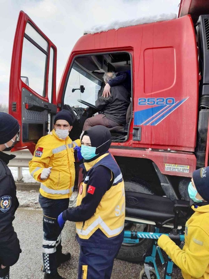Direksiyon başında fenalaşan sürücüye zabıta ekiplerinden hayati müdahale
