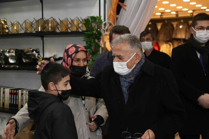 Doktor Başkan 35 yıl önce iyileştirdiği hastasıyla karşılaştı