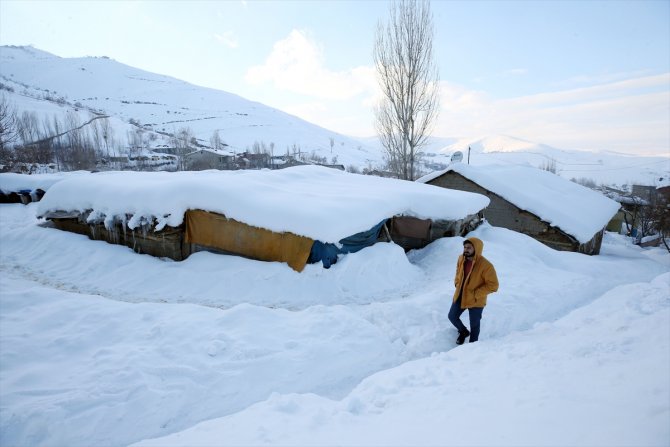 Muş'ta "kara gömülen" evlerde yaşam sürüyor