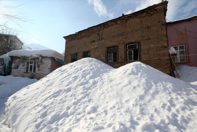 Muş'ta "kara gömülen" evlerde yaşam sürüyor
