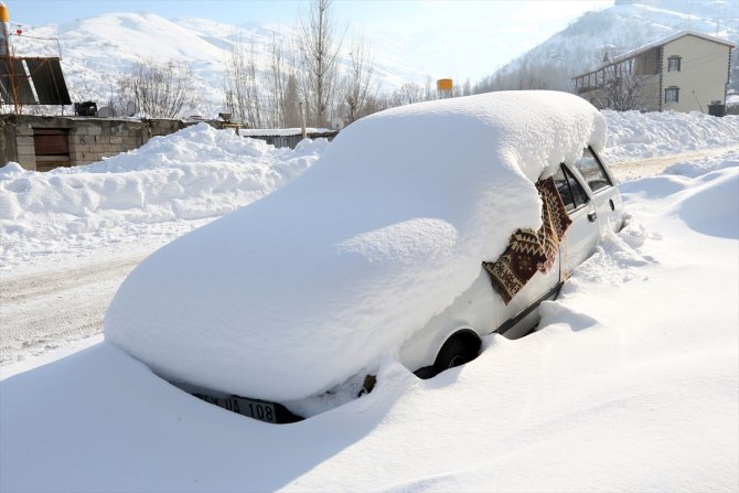 Muş'ta "kara gömülen" evlerde yaşam sürüyor