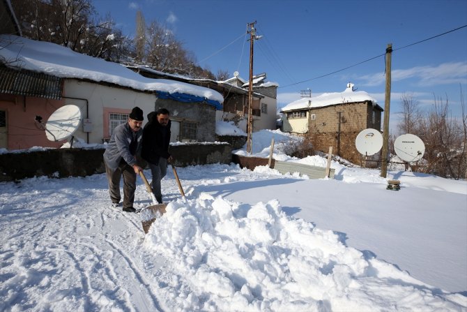 Muş'ta "kara gömülen" evlerde yaşam sürüyor