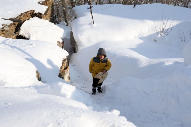 Muş'ta "kara gömülen" evlerde yaşam sürüyor