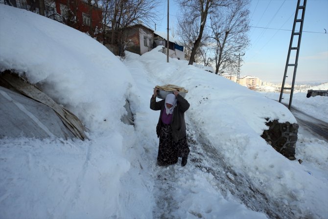 Muş'ta "kara gömülen" evlerde yaşam sürüyor