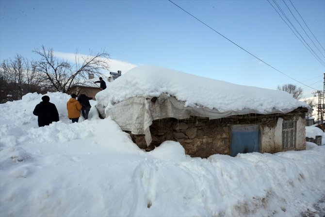 Muş'ta "kara gömülen" evlerde yaşam sürüyor