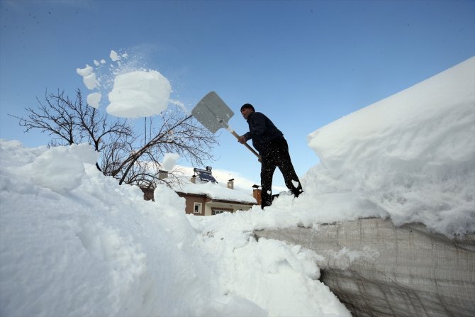 Muş'ta "kara gömülen" evlerde yaşam sürüyor