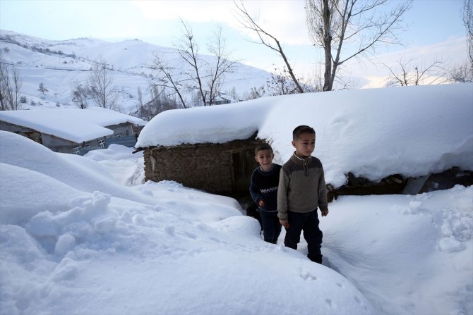 Muş'ta "kara gömülen" evlerde yaşam sürüyor
