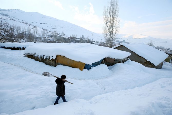 Muş'ta "kara gömülen" evlerde yaşam sürüyor