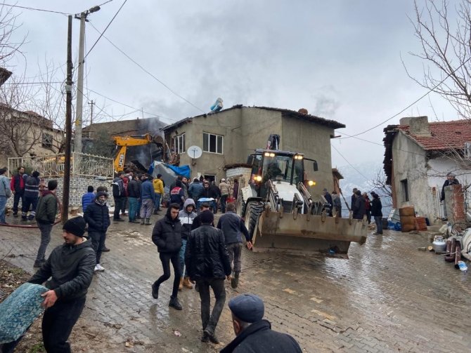 Ev yangınlarına itfaiye ve orman teşkilatından ortak müdahale