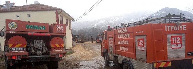 Ev yangınlarına itfaiye ve orman teşkilatından ortak müdahale