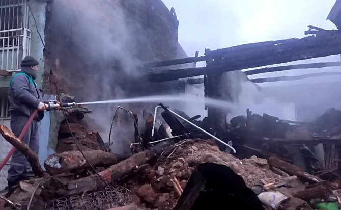 Ev yangınlarına itfaiye ve orman teşkilatından ortak müdahale