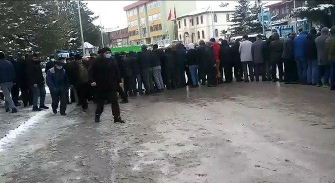 Evinde boğazı kesilmiş vaziyette bulunan kadın toprağa verildi