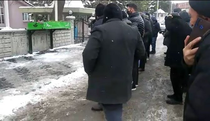 Evinde boğazı kesilmiş vaziyette bulunan kadın toprağa verildi