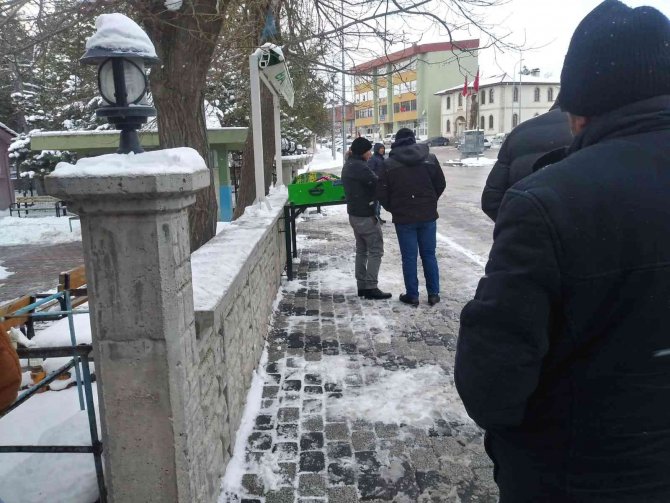 Evinde boğazı kesilmiş vaziyette bulunan kadın toprağa verildi