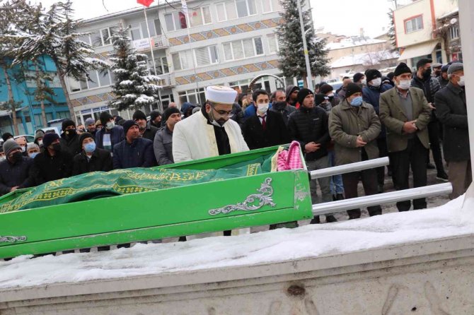 Evinde boğazı kesilmiş vaziyette bulunan kadın toprağa verildi