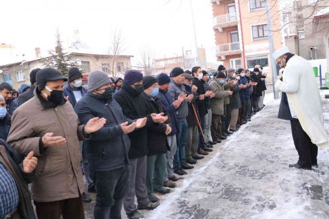 Evinde boğazı kesilmiş vaziyette bulunan kadın toprağa verildi