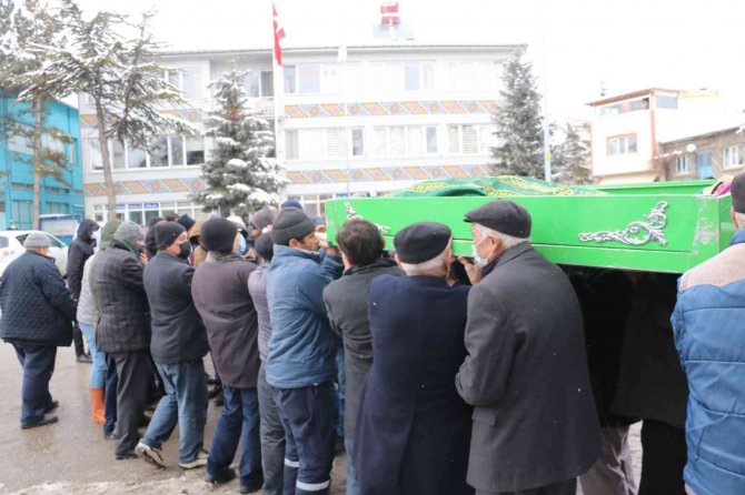 Evinde boğazı kesilmiş vaziyette bulunan kadın toprağa verildi